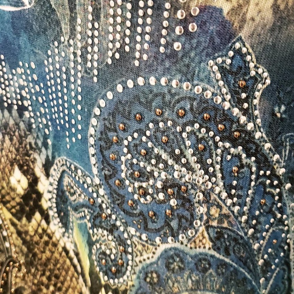 Cache Sweater with Reflective Tacking - Picture 2 of 11